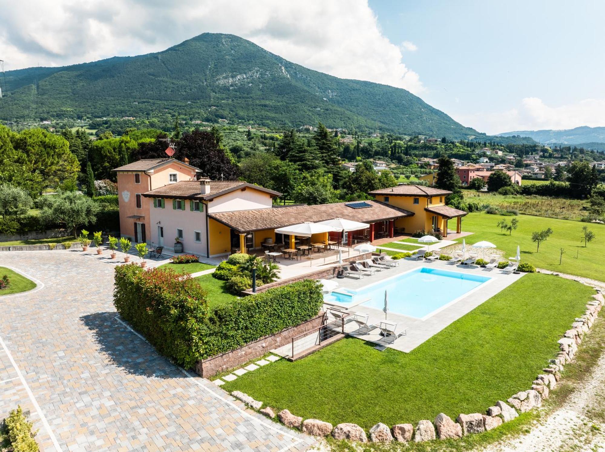 B&B Ca' Marognole Caprino Veronese Bagian luar foto
